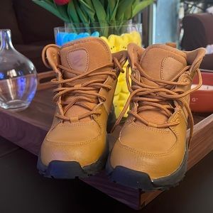 Kids Nike Manoa boots colour Wheat/Black /Wheat. Gently worn